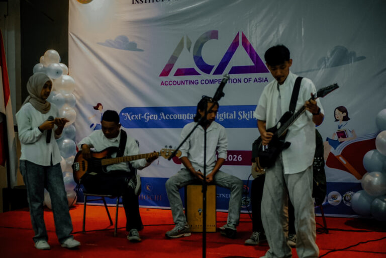 Penampilan band mahasiswa saat tampil di atas panggung acara kampus