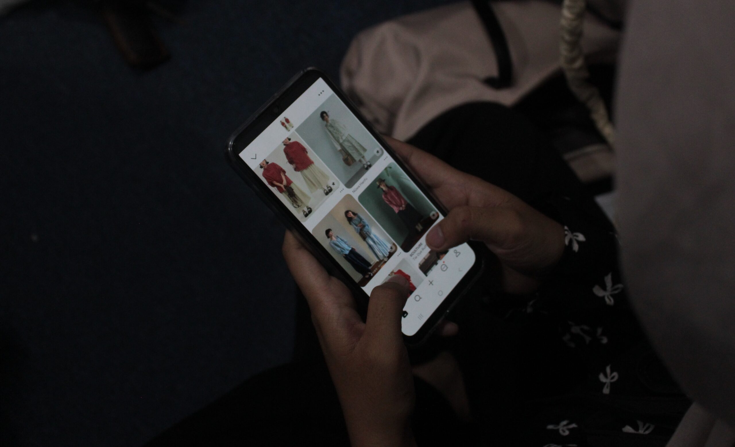 Menimbang Gaya di Tengah Arus Tren Fashion