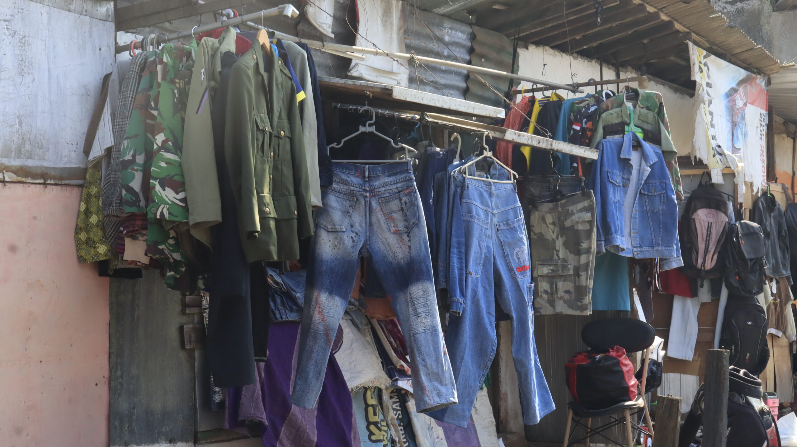 Ilusi di Balik Tumpukan Baju Bekas, Saat Thrifting Menjadi Masalah Baru