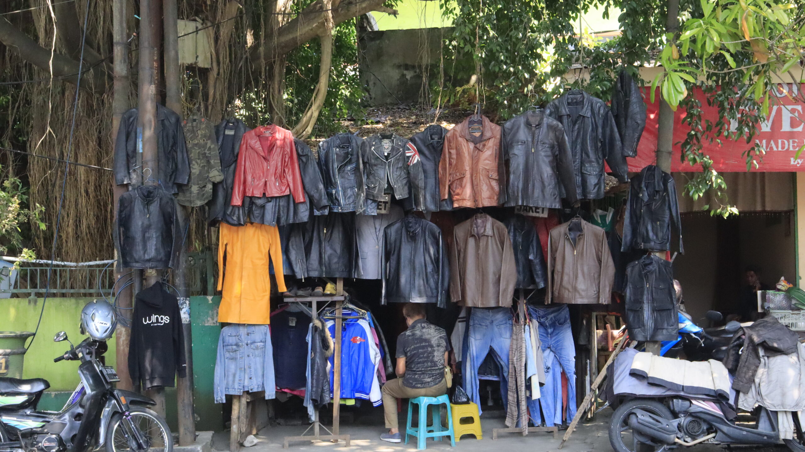 Daya Tarik Baju Bekas di Kalangan Anak Muda