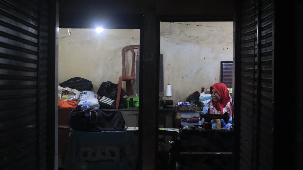 Menjahit Kepercayaan di Tengah Pakaian Murah