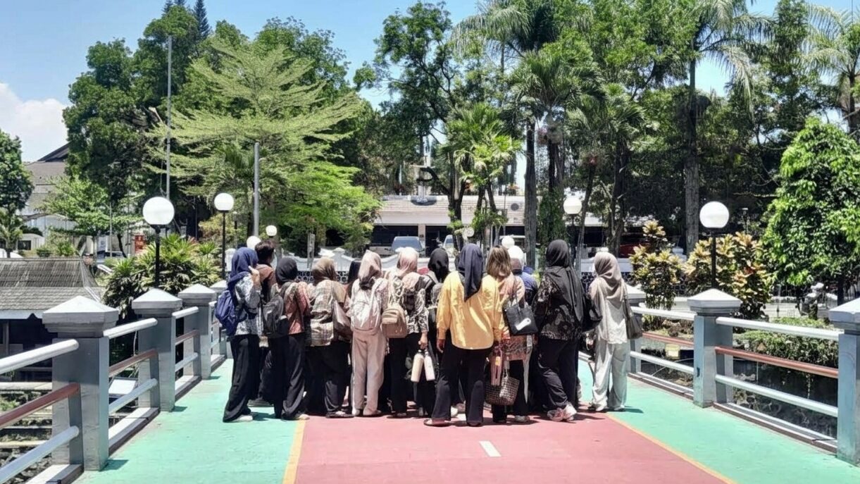 Batik di Lemari Anak Muda, Dipakai atau Cuma Disimpan?