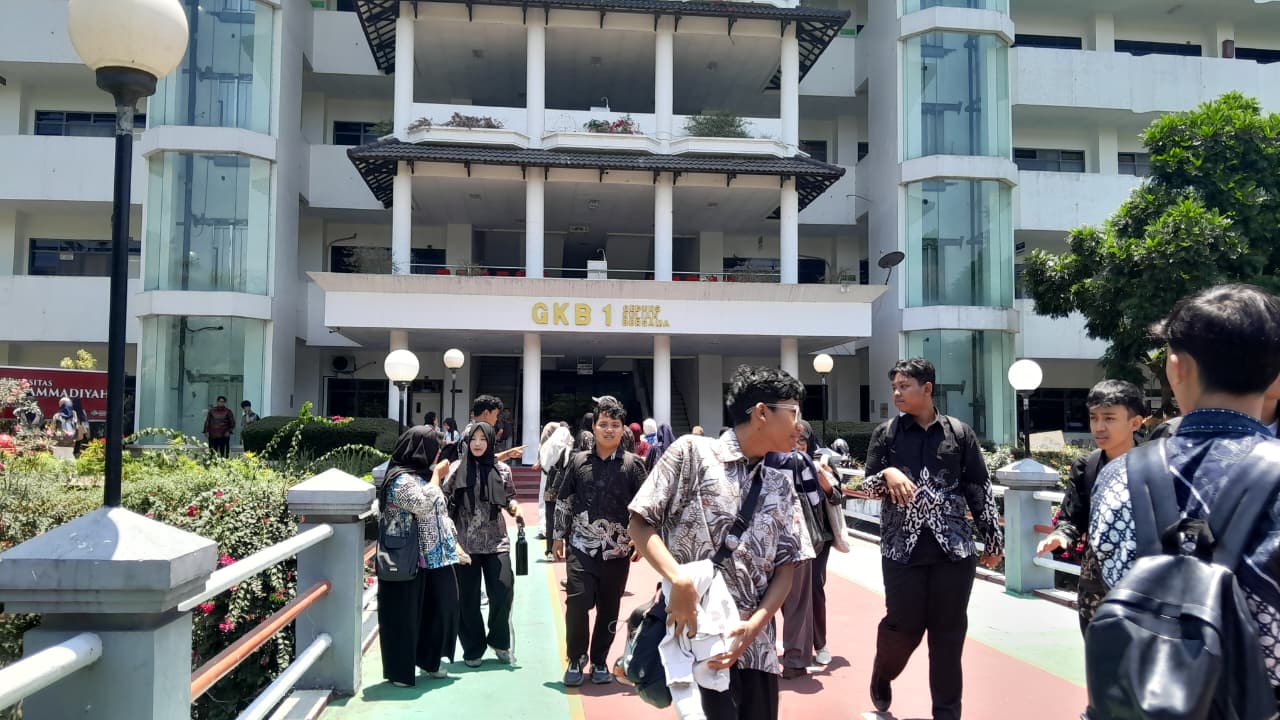 Batik di Tengah Tren Fashion, Begini Cara Mahasiswa Memadupadankannya